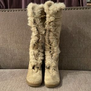 Knee-high suede boots with faux fur trim
